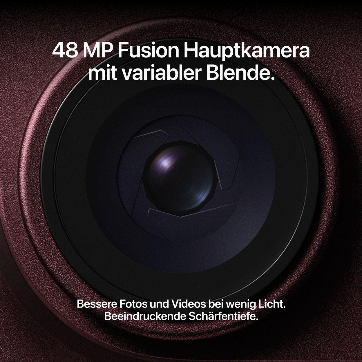 Nahaufnahme eines Smartphone-Kameraobjektivs mit dunklem, rotem Gehäuse und deutschem Text.