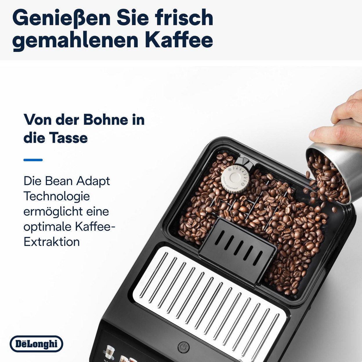 Kaffeebohnen in einem schwarzen Behälter, eine silberne Tasse gießt sie ein. Text auf Deutsch.