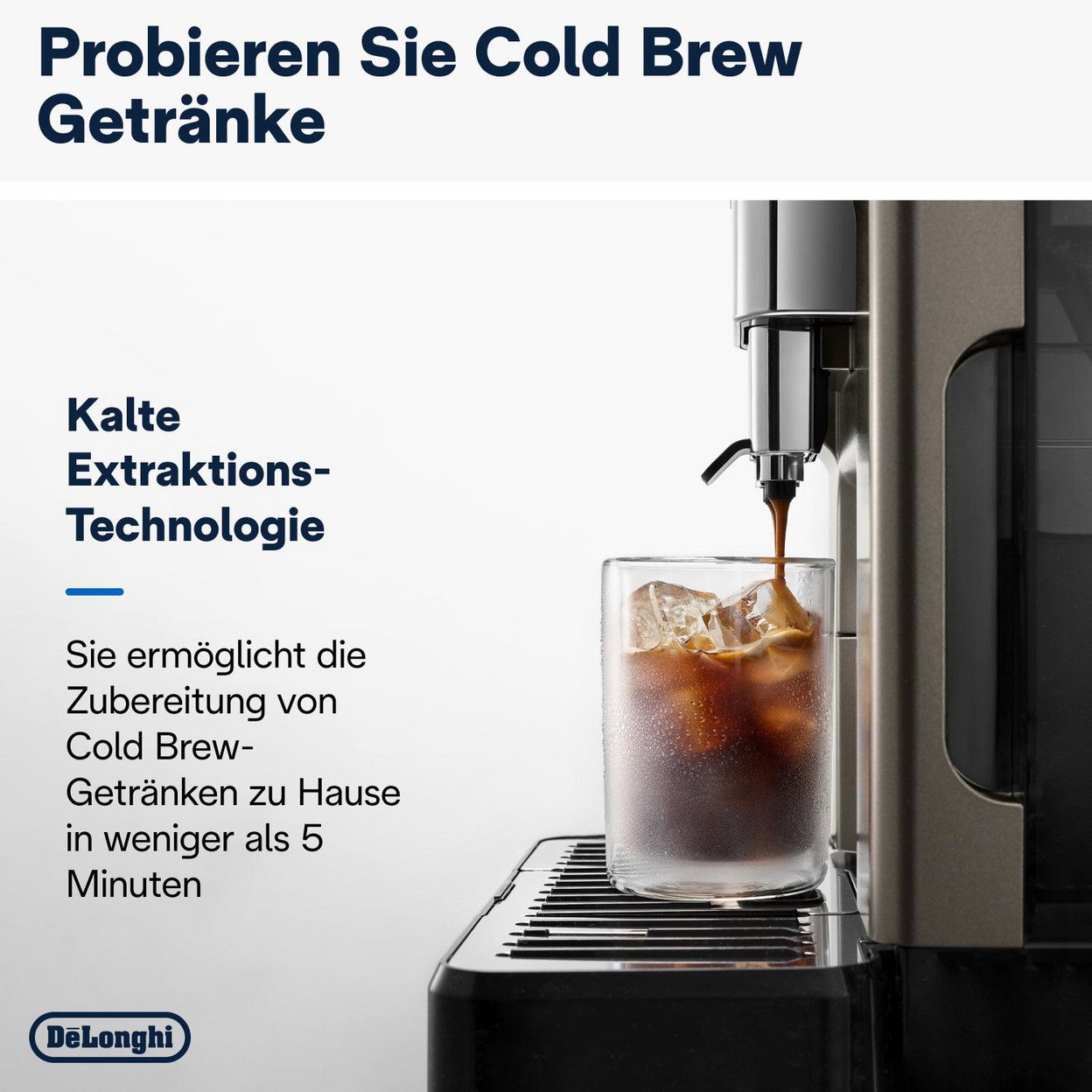 Cold Brew Kaffeemaschine. Glas mit Eis und Kaffee. Kaffeemaschine. Marke DeLonghi.