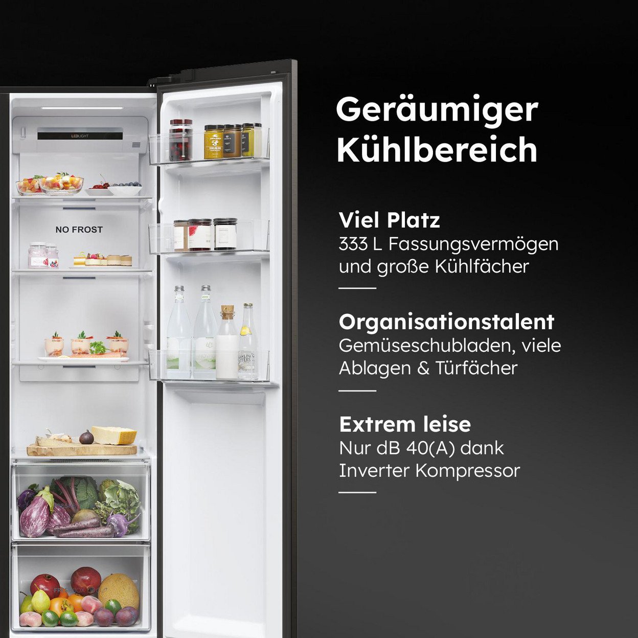 Kühlschrank offen, Innenraum der Fächer mit Essen. Text und Icons.
