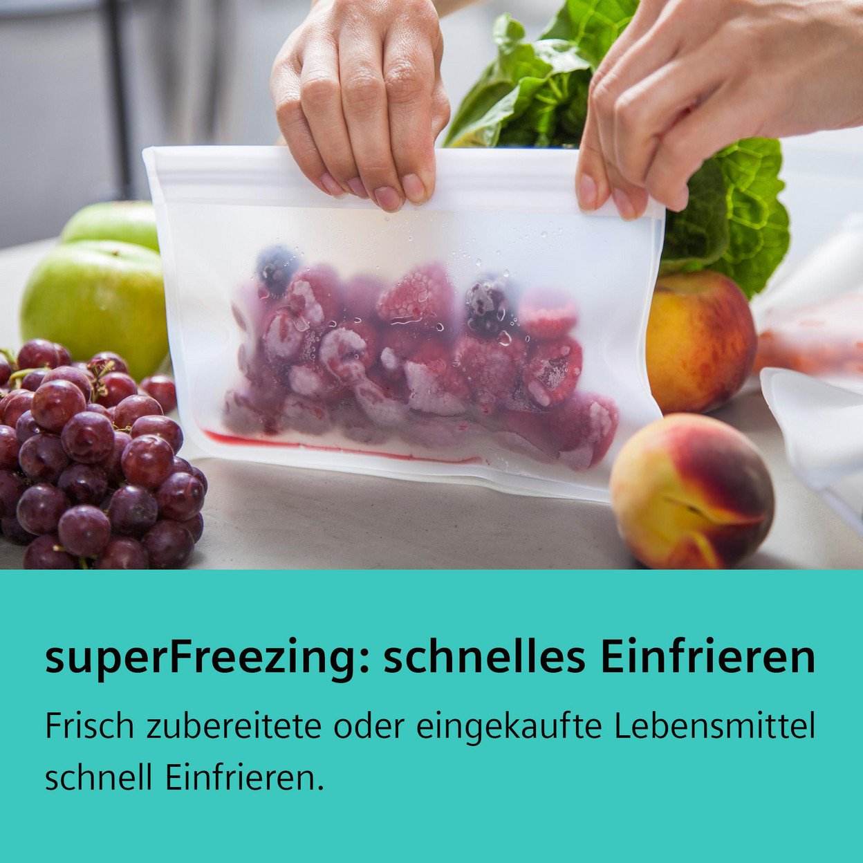 Hände halten eine Tüte gefrorener Beeren neben frischen Früchten.