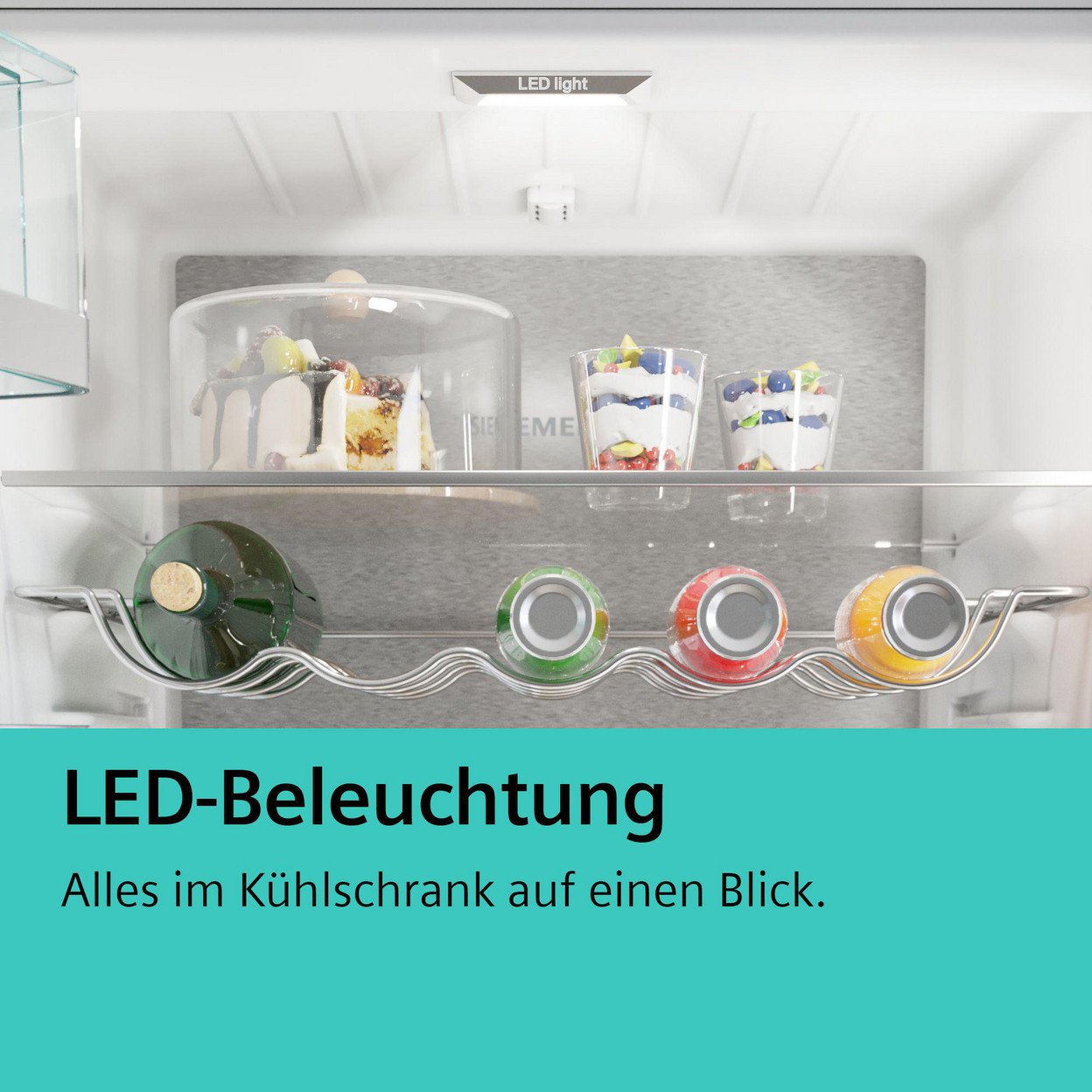 Ein offener Kühlschrankinnenraum mit Lebensmitteln, darunter Kuchen und Desserts auf Regalen.